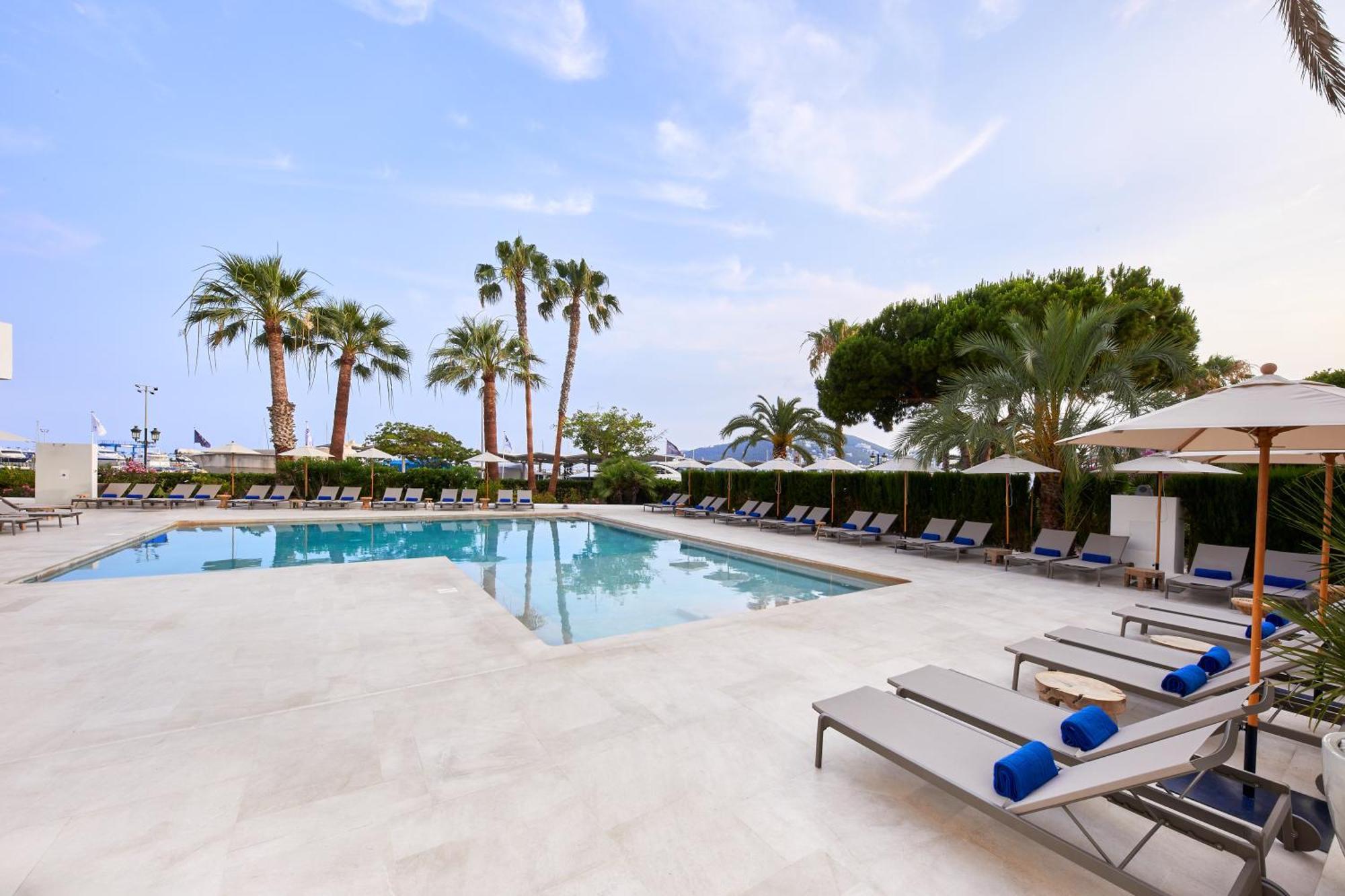Hotel Tres Torres Santa Eularia des Riu Exterior foto